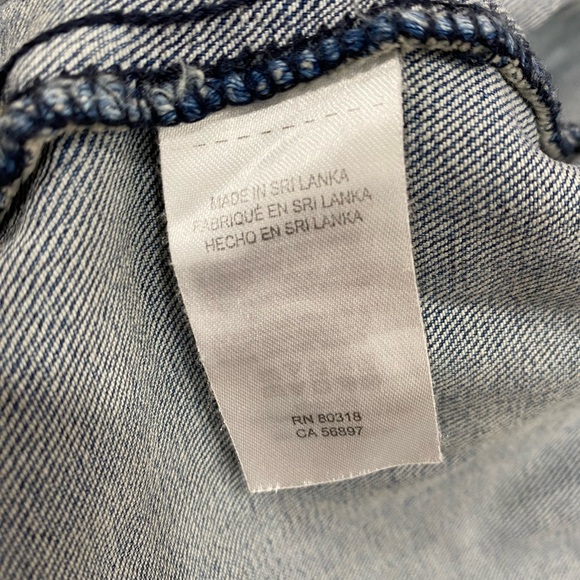 Lucky Brand Classic Jean Jacket in Blue Wash Denim Distressed Style Size Small - Picture 7 of 13
